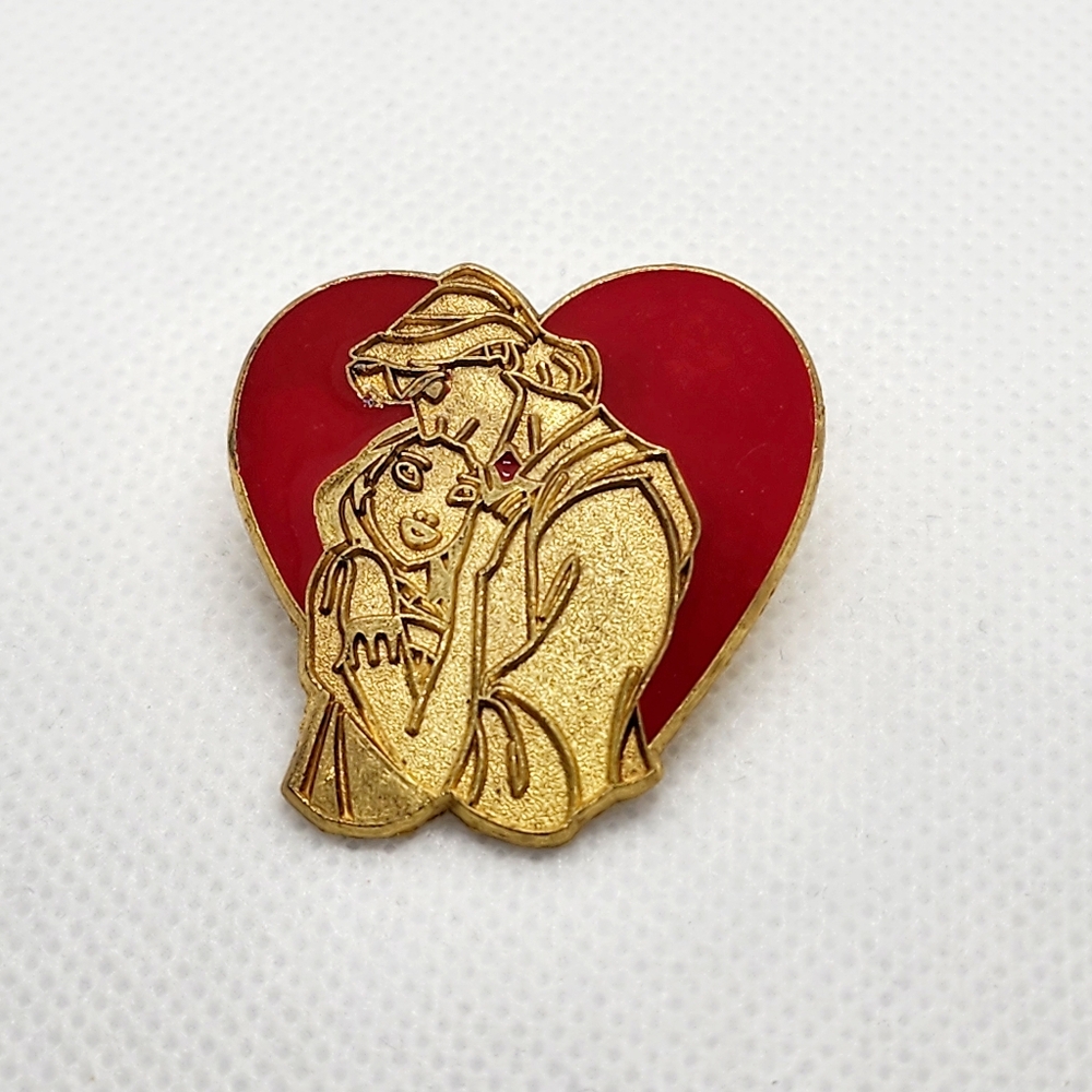 🌺 5/$25 Disney Pocahontas And‎ John Smith Couples In Heart Series Trading Pin